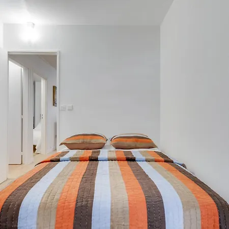 Apartment Chic With Parking